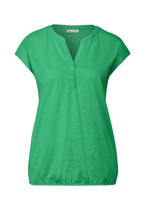 Haut vert à manches courtes avec un col henley, trois boutons et un ourlet froncé, fabriqué dans un tissu léger au toucher doux.