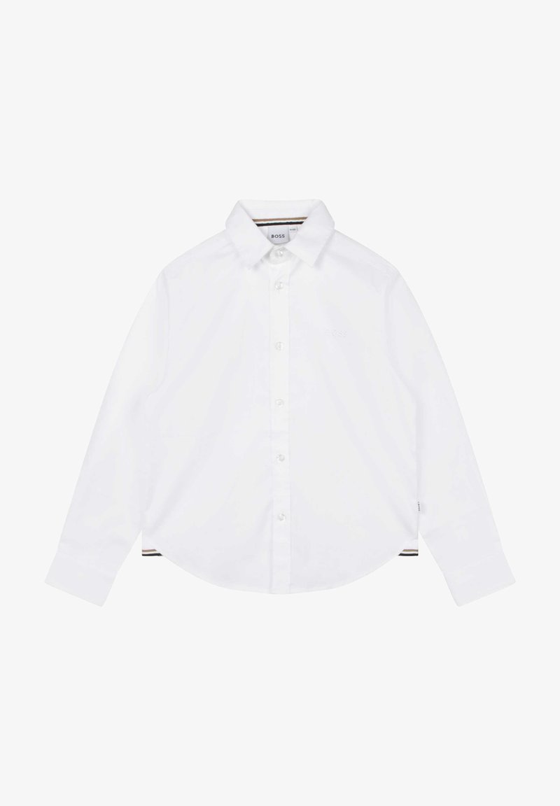 Chemise blanche à manches longues en tissu lisse. Caractéristiques d'un col boutonné, d'une patte de boutonnage à l'avant et d'un logo discret sur la poitrine.