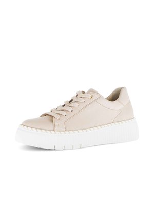 Beige leren sneaker met dikke witte plateauzool, beige veters en gouden veterogen, schuin naar rechts op een witte achtergrond.