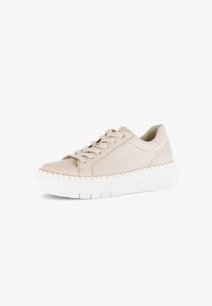 Beige leren sneaker met dikke witte plateauzool, beige veters en gouden veterogen, schuin naar rechts op een witte achtergrond.