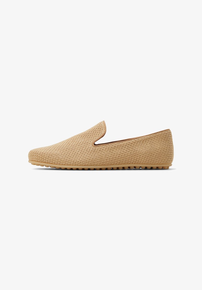 Beige instap schoenen gemaakt van geweven materiaal met een gestructureerd oppervlak en een flexibele zool. Voorzien van een subtiele opening aan de bovenkant voor gemakkelijk aan- en uittrekken.
