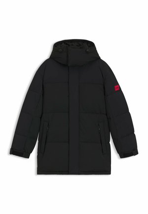 Giacca nera imbottita con cappuccio, dotata di tasche con zip e un accento di logo rosso sulla manica, realizzata in un tessuto liscio e resistente all'acqua.
