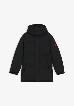 Zwarte gewatteerde jas met een capuchon, voorzien van ritszakken en een rode logo-accent op de mouw, gemaakt van een gladde, waterafstotende stof.