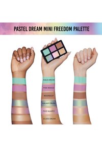 Mini paleta Pastel Dream Freedom, składająca się z sześciu odcieni: aqua, różowego, brązowego oraz brokatu. Próbki pokazane na rękach o jasnej karnacji.