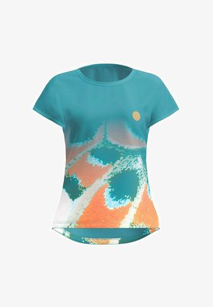 Türkises T-Shirt mit kurzen Ärmeln und einem verlaufsförmigen Design, das orange und blaue abstrakte Muster zeigt. Enthält ein kleines oranges Logo auf der Vorderseite.