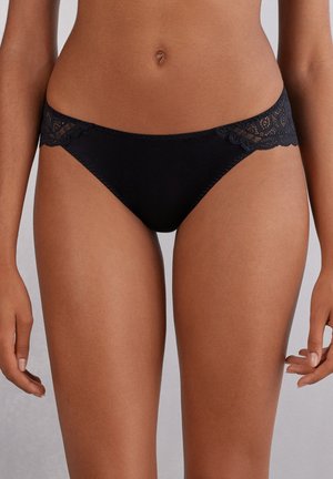 Černý bikiny s krajkovým lemem, vyrobené z hladkého materiálu a zdobené krajkovým pasem. Navrženo pro pohodlí a jemnou eleganci.