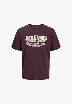 Weinrote Baumwoll-T-Shirt mit Rundhalsausschnitt und kurzen Ärmeln. Auf der Vorderseite befindet sich auffälliger weißer und gelber Text mit Grafiken, die die Marke bewerben.