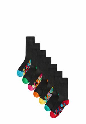 Fekete zoknik színes geometriai mintákkal az orrnál: kék, zöld, rózsaszín, narancs, sárga és piros. Pamut keverékből készült.