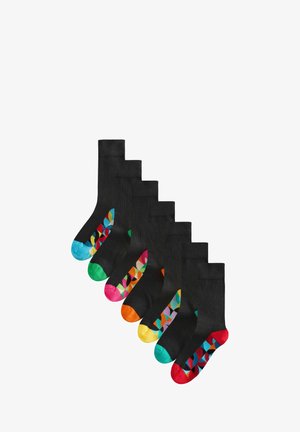 Chaussettes noires avec des motifs colorés contrastants sur la zone des orteils, présentant des designs géométriques en bleu, vert, rose, orange et jaune.