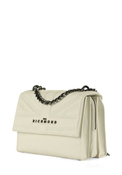 Borsa a tracolla in pelle bianca con un design a bandiera britannica testurizzato, pattina pieghevole, manico a catena e un compartimento con zip laterale.