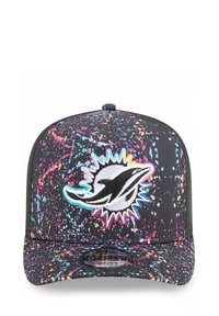 Schwarze Snapback-Basecap mit einem bunten Farbklecks-Muster in Blau und Pink, und einem weißen Delfin-Logo, das zentral auf der Vorderseite platziert ist.