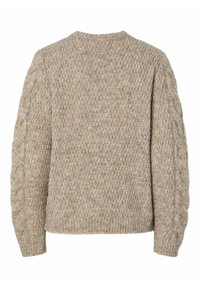 Beige gebreide trui met een gestructureerd patroon, voorzien van een ronde halslijn en kabelbreipatroon op de mouwen.