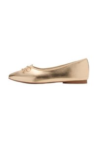 Ballet flat in metallo dorato con punta rotonda, tacco basso e dettaglio a fiocco decorativo sul davanti; texture liscia e design minimale.