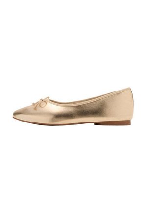 Goldfarbene metallische Ballerinas mit runder Zehenpartie, flachem Absatz und dekorativem Schleifendetail an der Vorderseite; glatte Textur und minimales Design.