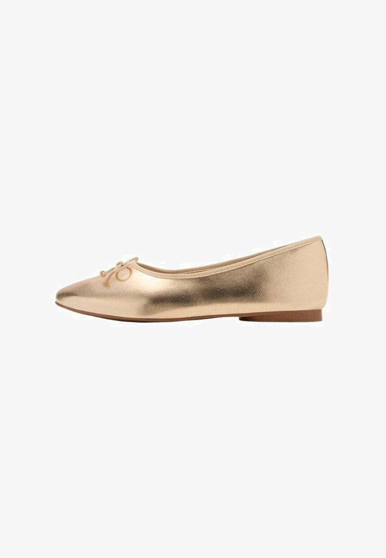 Goldfarbene metallische Ballerinas mit runder Zehenpartie, flachem Absatz und dekorativem Schleifendetail an der Vorderseite; glatte Textur und minimales Design.