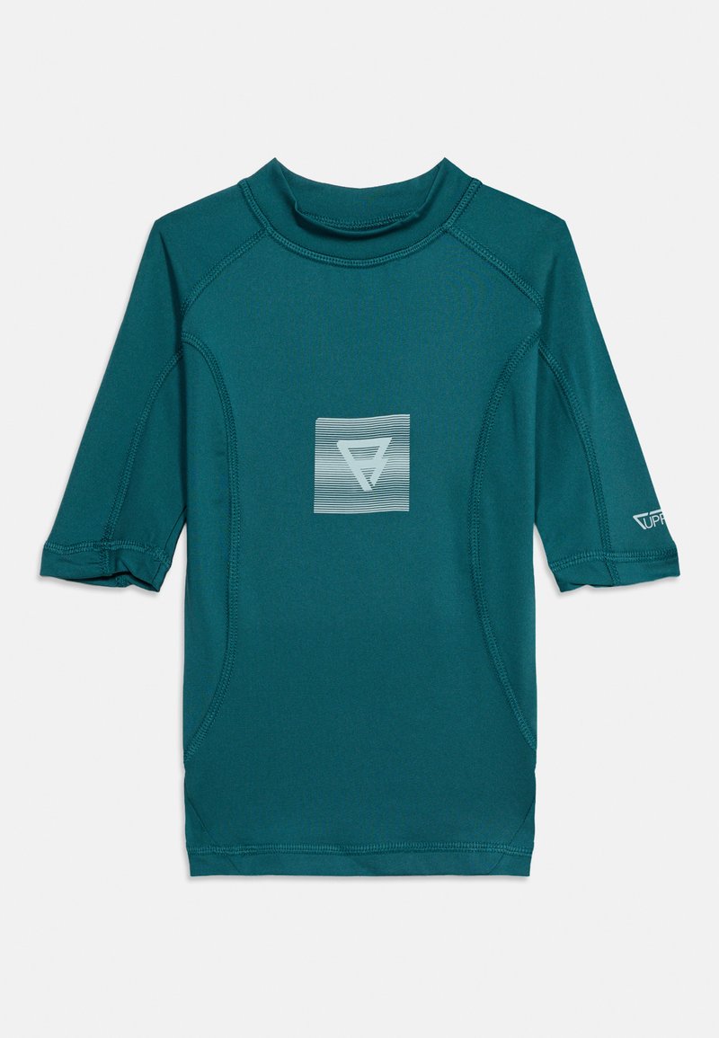 Τυρκουάζ κοντομάνικο rash guard με ψηλό λαιμό και κεντρικό αφηρημένο λευκό λογότυπο, επίπεδες ραφές και λογότυπο στο αριστερό μανίκι.