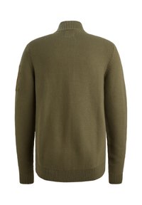 Olivgrüner Strickpullover mit hohem Kragen, gerippten Bündchen und Saum. Enthält strukturierte Streifen und ein Patch auf der linken Schulter.