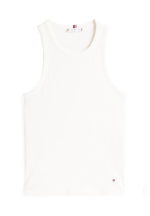 Valge ribadega tank top, millel on ümardatud kaelus ja viimistletud ääred. Väike logopatch punases, valges ja sinises toonis vasakus alumises nurgas.