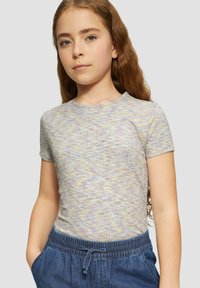 Korte mouwen, multicolore top met een textuur, geribbelde ontwerp in pastelkleuren van paars, geel en blauw. Iets getailleerde silhouet.