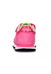 Sneaker rosa in suede con suola bianca e nera, colletto imbottito e dettagli in verde neon. Logo "SUN68" visibile sul tallone.