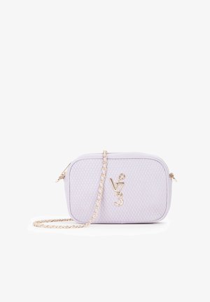 Kleine lavendelkleurige crossbody tas met een geaccentureerd oppervlak, goudkleurige kettingriem en gouden V73-logo aan de voorkant.