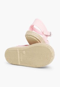 Rožiniai audinio sandalai su espadrilės tipo padu, turinčiu tekstūruotą kreminės spalvos gumą, reguliuojama juosta ir tvirtu sagties detalėmis.