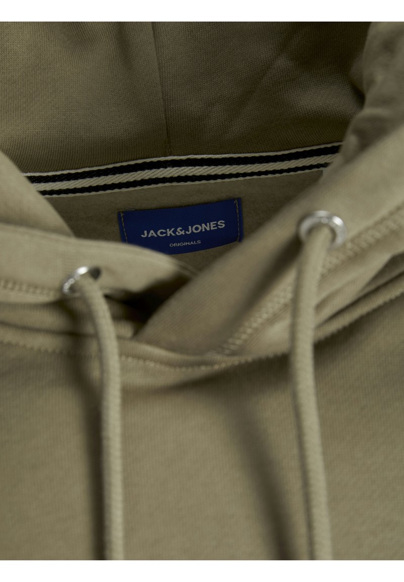 Olijfgroene hoodie met een trekkoord, voorzien van een blauw merklabel en een contrasterende gestreepte binnenhals. Zachte stoftextuur.