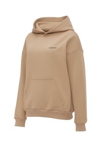 Beige kapucnis pulóver, elöl kenguru zsebbe, a mellkasán kicsi fekete betűkkel "LAMANIA" logóval.