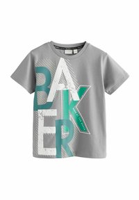Maglietta in cotone grigia con grafica di testo oversize in bold teal e bianco e modelli di strisce angolate sulla parte anteriore. Maniche corte e collo rotondo.
