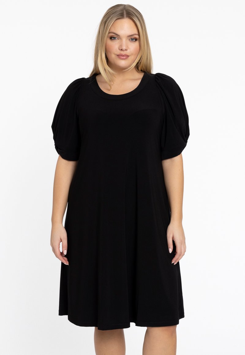 Schwarzes Kleid mit kurzen, puffärmeligen Ärmeln, rundem Ausschnitt und fließender A-Linie, hergestellt aus weichem, dehnbarem Stoff.