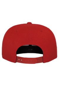 Rød kasket med flad skygge, ensfarvet og justerbar snapback-lukning. Lavet af tekstureret stof med en glat indvendig foring.