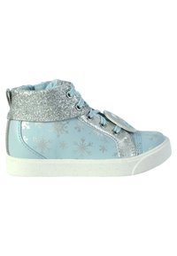 Sneaker alta blu realizzata in materiale sintetico con accenti glitterati argentati, caratterizzata da motivi di fiocchi di neve, punta rotonda e suola in gomma bianca.