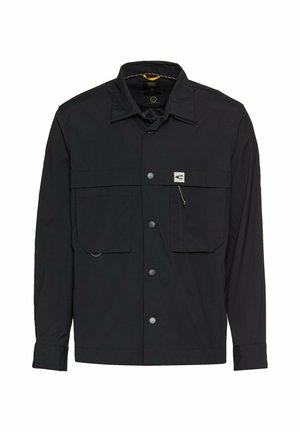 Zwarte lichtgewicht jas van een textuurstof, met een puntige kraag, twee grote voorzakken en een klein logopatch.