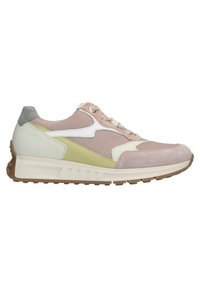 Lässiger Sneaker mit pinkem Mesh- und Wildlederschuhoberteil, weißen und blassgrünen Lederakzenten, beigen Schnürsenkeln und einer weißen Sohle mit braunem Profil.
