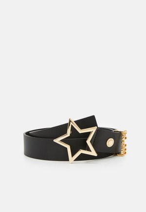 Ceinture en cuir noir avec une boucle en forme d'étoile dorée et une boucle décorative dorée sur fond blanc.
