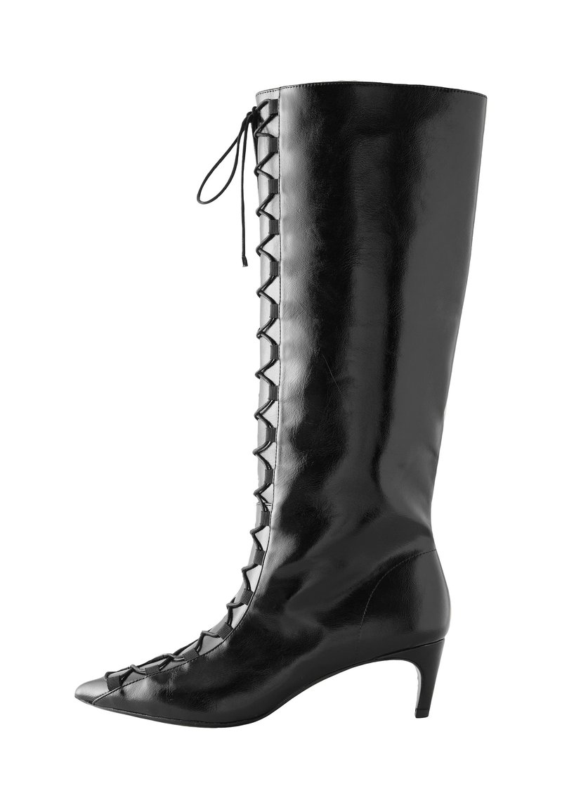Stivale nero in pelle fino al ginocchio con punta a punta, chiusura frontale con lacci e tacco affusolato, caratterizzato da una texture lucida e dettagli di cuciture accentuate.