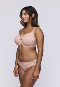 Zestaw bielizny w panterkę z miękkiego brzoskwiniowego materiału, z koronkowym wykończeniem na biustonoszu i majtkach, o gładkim i lekko wyprofilowanym fasonie.