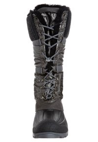 Černá zimní bota se strukturovaným svrškem, zavazováním na tkaničky, polstrovanými manžetami a gumovou podrážkou, s hladkým a měkkým povrchem.