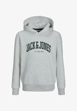 Grå hættetrøje med "JACK&JONES" i grøn tekst, parret med mørkegrønne sweatpants med et logo i orange. Hvide sneakers fuldender outfittet.