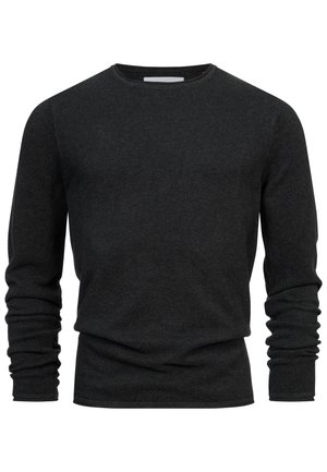 Suéter de manga larga gris oscuro con un tejido texturizado, escote redondo y puños ajustados. Diseño simple sin patrones ni acentos.
