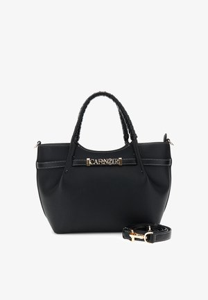 Černá texturovaná kabelka s pletenými uchy, zlatou plaketou s logem "CAFENOIR" a odnímatelným popruhem se zlatým kováním, na bílém pozadí.