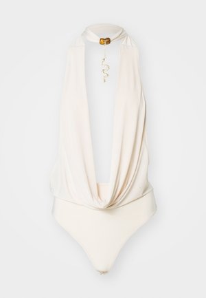 Bodijs z barvo smetane z drapiranim ovratnikom, halter obliko in dekorativnim zlatim obeskom v obliki kače. Gladka tekstura, prilegajoča silhueta.