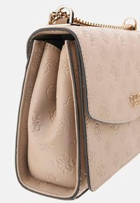 Borsa a tracolla in finta pelle beige con motivo floreale in rilievo, rifiniture dorate, chiusura a calamita e superficie texturizzata. Tracolla a catena.