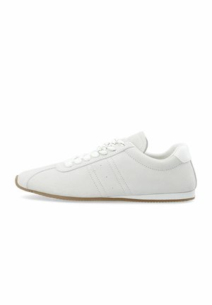 Białe zamszowe sneakersy z okrągłym noskiem, perforowanymi akcentami, płaskimi białymi sznurowadłami oraz teksturowaną gumową podeszwą. Prosty design z minimalnymi detalami.