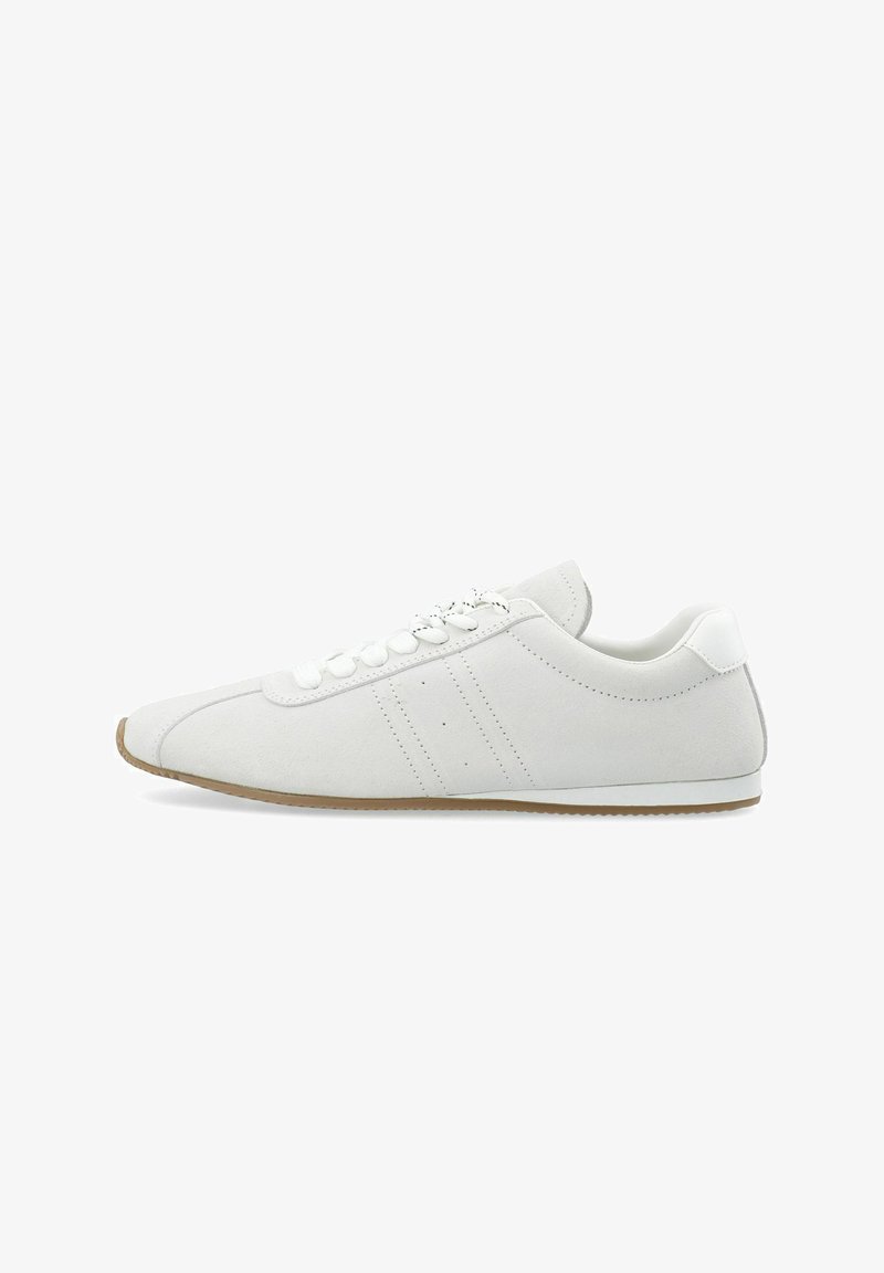 Sneakers en daim blanc avec un bout arrondi, des accents perforés, des lacets blancs plats et une semelle en gomme texturée. Design simple avec un minimum de détails.