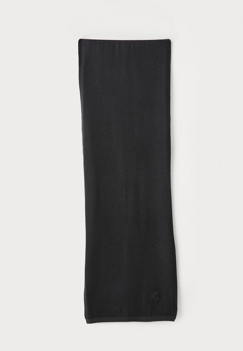 Cachecol elástico preto feito de um tecido texturizado. Apresenta um design em ribelas com um destaque de logotipo numa das extremidades. Forma retangular, leve.