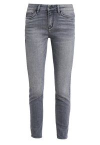 Jeans de mezclilla gris de corte slim, con un degradado de claro a oscuro, diseño de cinco bolsillos y cierre frontal con botón, que presentan un ligero desgastado y textura.