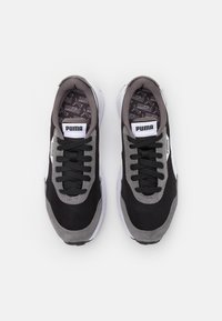 Černé a šedé tenisky z materiálů síťoviny a semiše, s polstrovaným límcem, černými tkaničkami a bílým logem na jazyku.