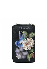 Schwarze Lederbörse mit bemaltem Blumenmuster, das einen blauen Kolibri, helle und dunkle Blumen sowie grüne Blätter zeigt. Mit Reißverschlussverschluss oben.