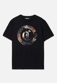 Musta lyhythihainen t-paita, jossa on monivärinen pyöreä käärmeplan, sekä tyylitelty "J" -logo, jossa lukee "Just Cavalli" etuosassa.